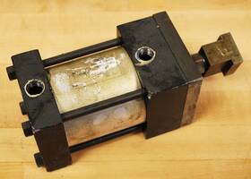 F1ap-02aid-caa2 Numatics Pneumatic Cylinder 3 1/4 Inch Bore 2 Stroke - Used