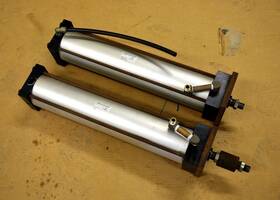 F1ar-18a1j-kaa2 Numatics Lot Of 2 Actuator 250 Psi 18 Inch Stroke 1 Shaft 4 Bore