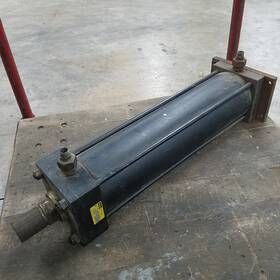Stroke-18 Parker H-3lrl38m Bore-4.5 Inch 3l Series Hydraulic Cylinder. - Used