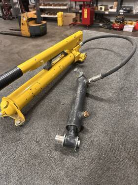9-4410-06 Power Team P55n Hydraulic Hand Pump W Double Acting Cylinder