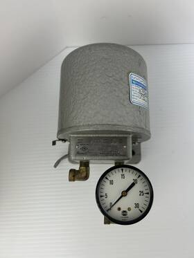 12106-1 Robertshaw 443-b1 Pneumatic Transducer With Us Gauge Angled Valve