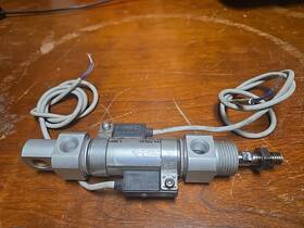 Cdm2e20-25-h7bw Smc 1pc Pnuematic Cylinder With 2 D-h7bw Auto-switch Sensor 3b7