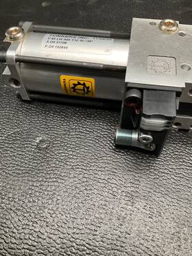 Lwa00 Tunkers V 40 T12 Pneumatic Swing Clamp Used